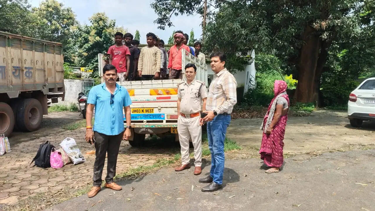 यात्री परिवहन करते पिकअप वाहन जब्त, दो पिकअप और ऑटो पर सात हजार रुपये का जुर्माना