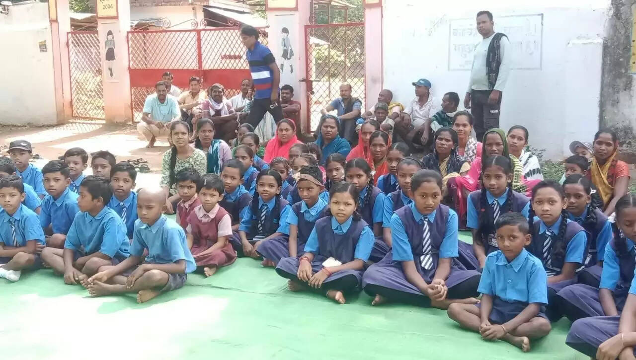 धमतरी के नगरी ब्लॉक में बोकराबेड़ा स्कूल में विद्यार्थी व पालकों ने जड़ा स्कूल में ताला