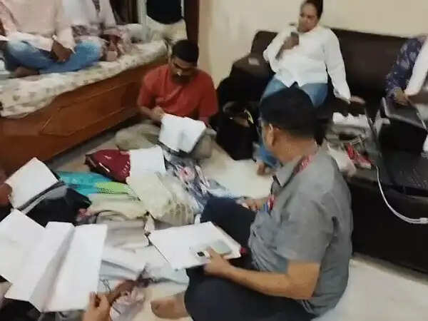 मप्र:&nbsp;चपरासी से सहायक ग्रेड-2 बने कर्मचारी के ठिकानों पर छापा, 6.43 करोड़ की संपत्ति का&nbsp;खुलासा