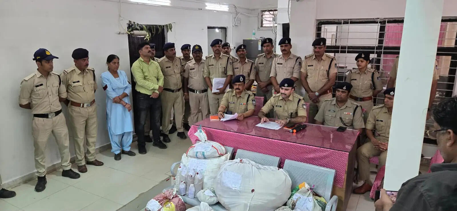 सागर में जहरीली और नकली शराब बनाने वाले अंतरराज्यीय गिरोह का पर्दाफाश, 16 गिरफ्तार
