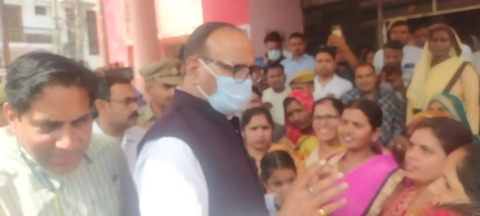 सीतापुर के सिधौली सीएचसी में अचानक पैदल पहुंचे ब्रजेश पाठक, खामियों को देख जिम्मेदारों को कड़ी फटकार