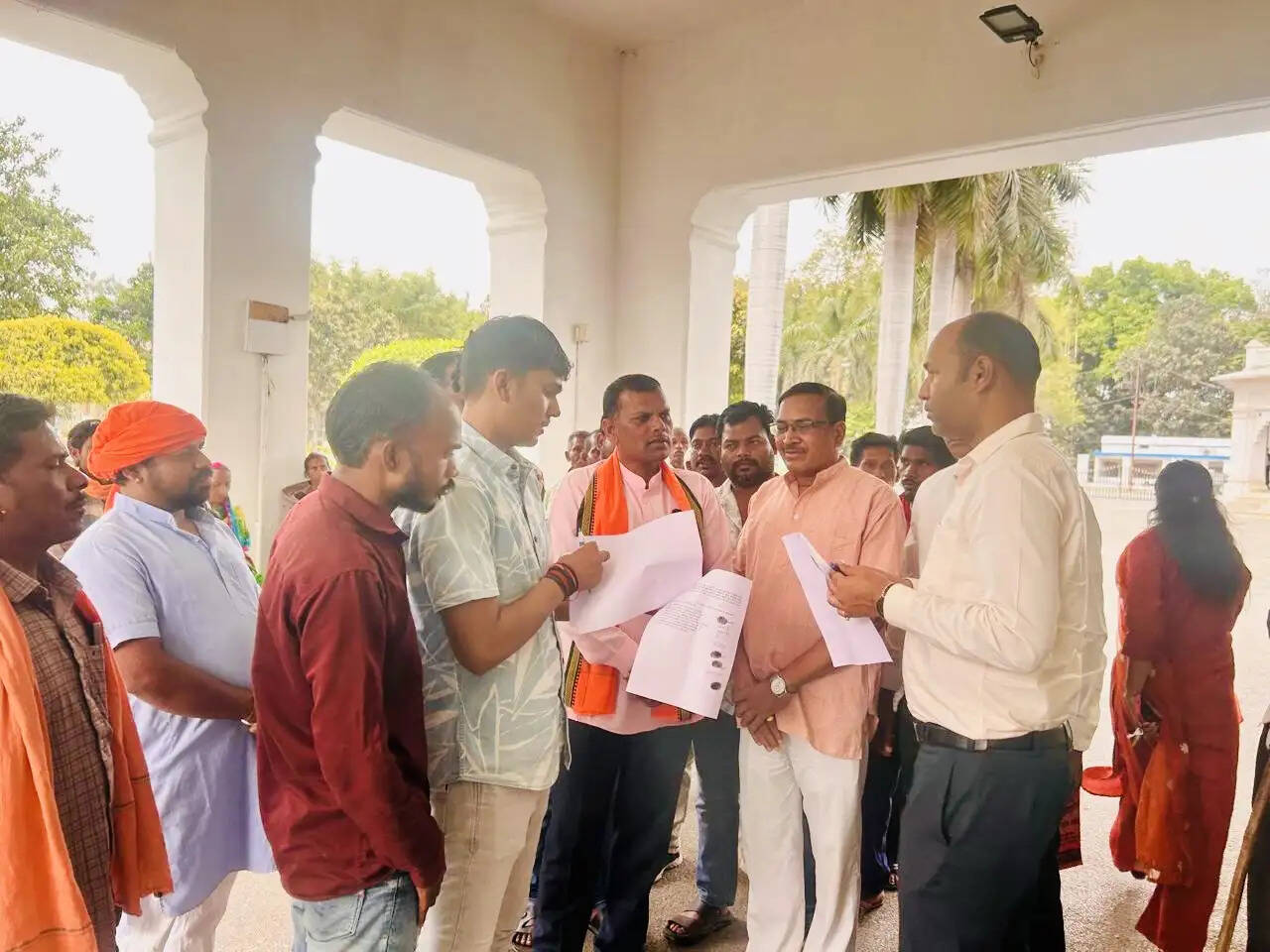 अंबिकापुर : पुश्तैनी जमीन पर कब्जे का आरोप, आदिवासियों ने कलेक्ट्रेट पहुंचकर उठाई आवाज