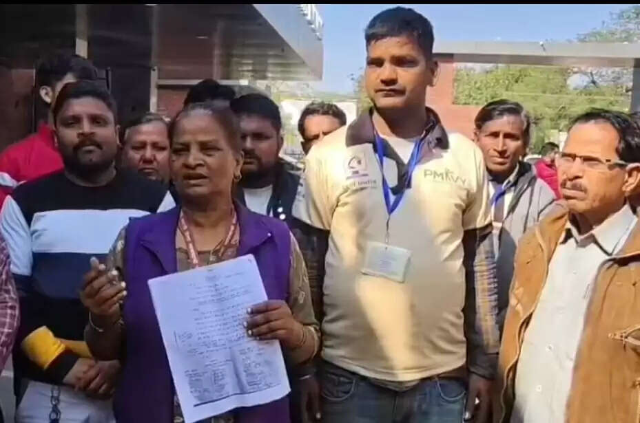 वेंडरों ने नगर निगम में किया विरोध, बिना सूचना दुकानें हटाने का आरोप