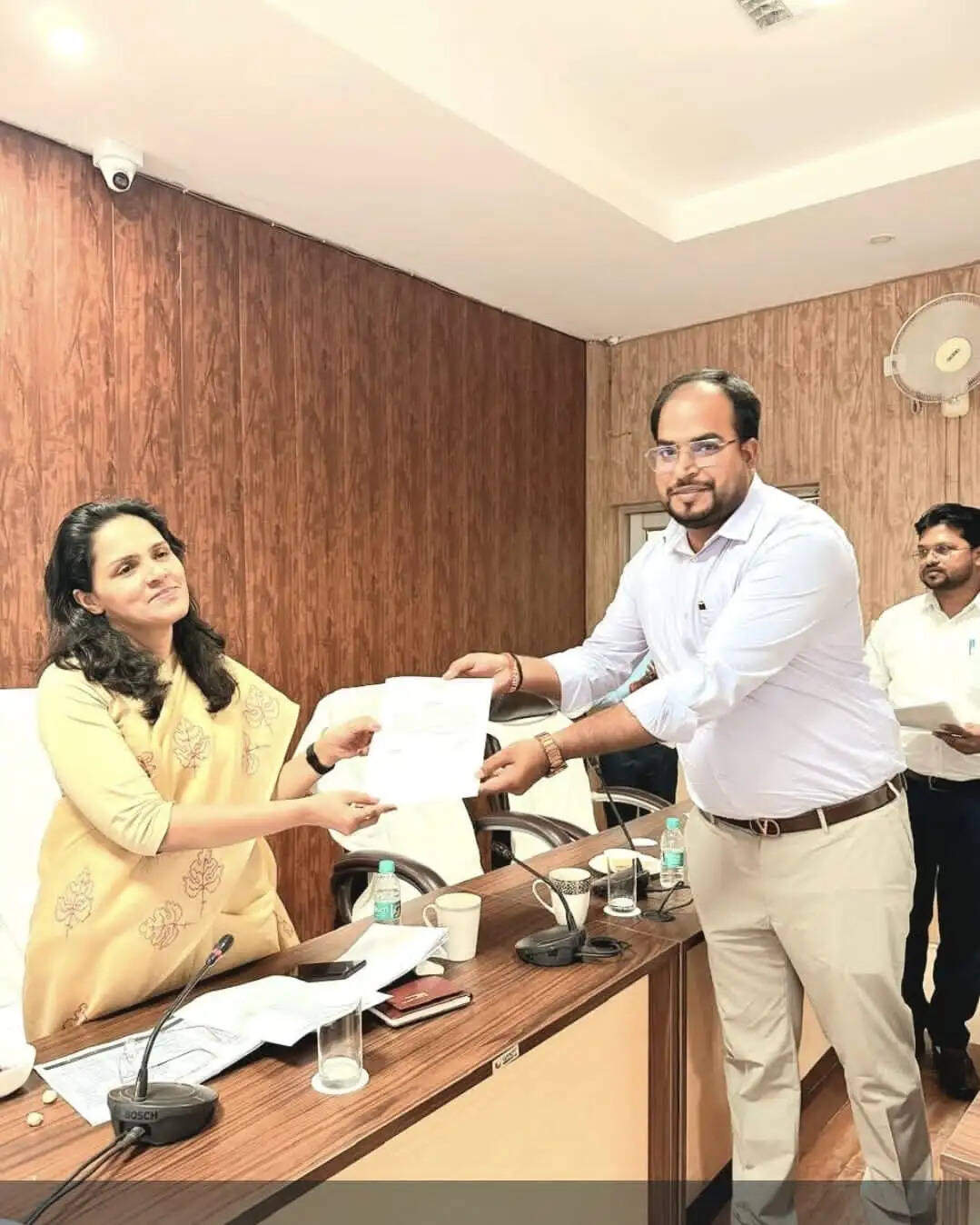 अवैध दवा कारोबार और कोडिन सिरप मामले में कार्रवाई के चलते जौनपुर के औषधि निरीक्षक रजत पांडेय सम्मानित