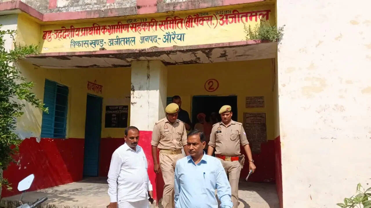 बी-पैक्स समिति में गंदगी और टूटे फर्नीचर देख जलिलाधिकारी नाराज, व्यवस्था सुधारने के निर्देश