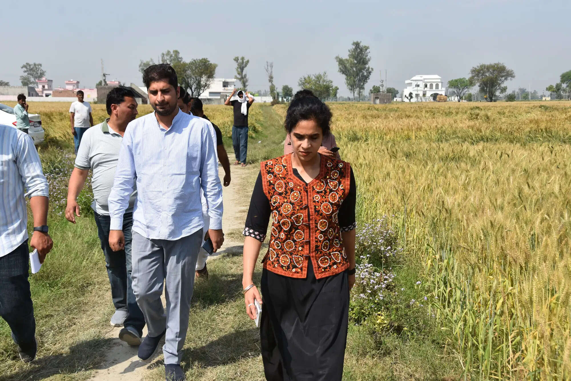 कैथल : पूंडरी के गांवों में उपायुक्त अपराजिता ने किया डिजिटल क्रॉप सर्वे का निरीक्षण