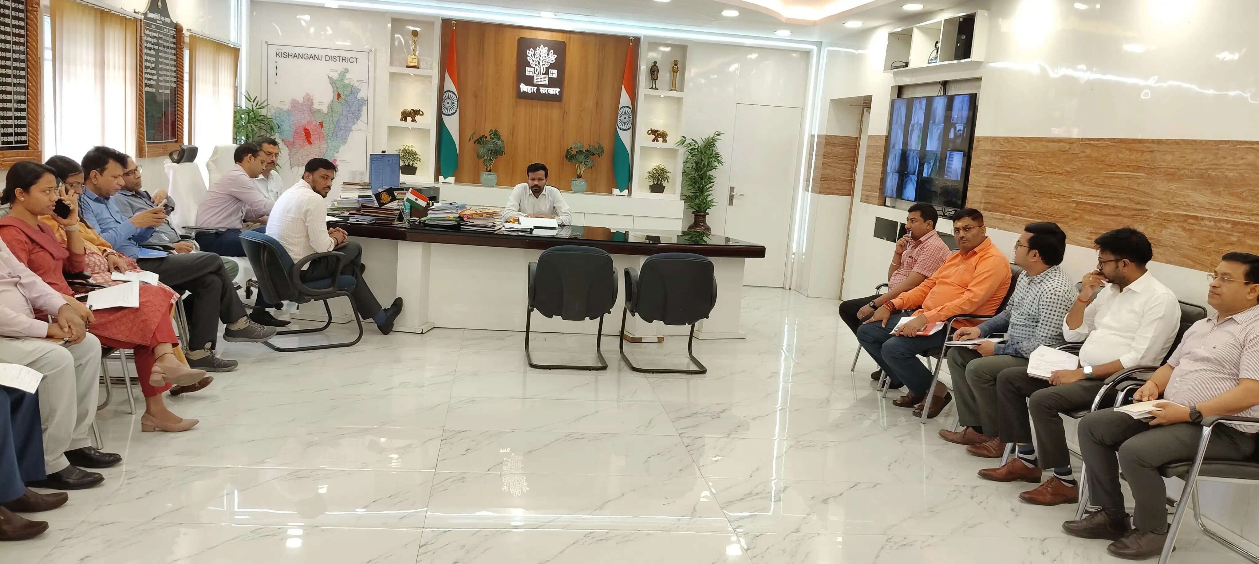 सीएम डैशबोर्ड और पुराने मामलों पर डीएम ने मांगी रिपोर्ट