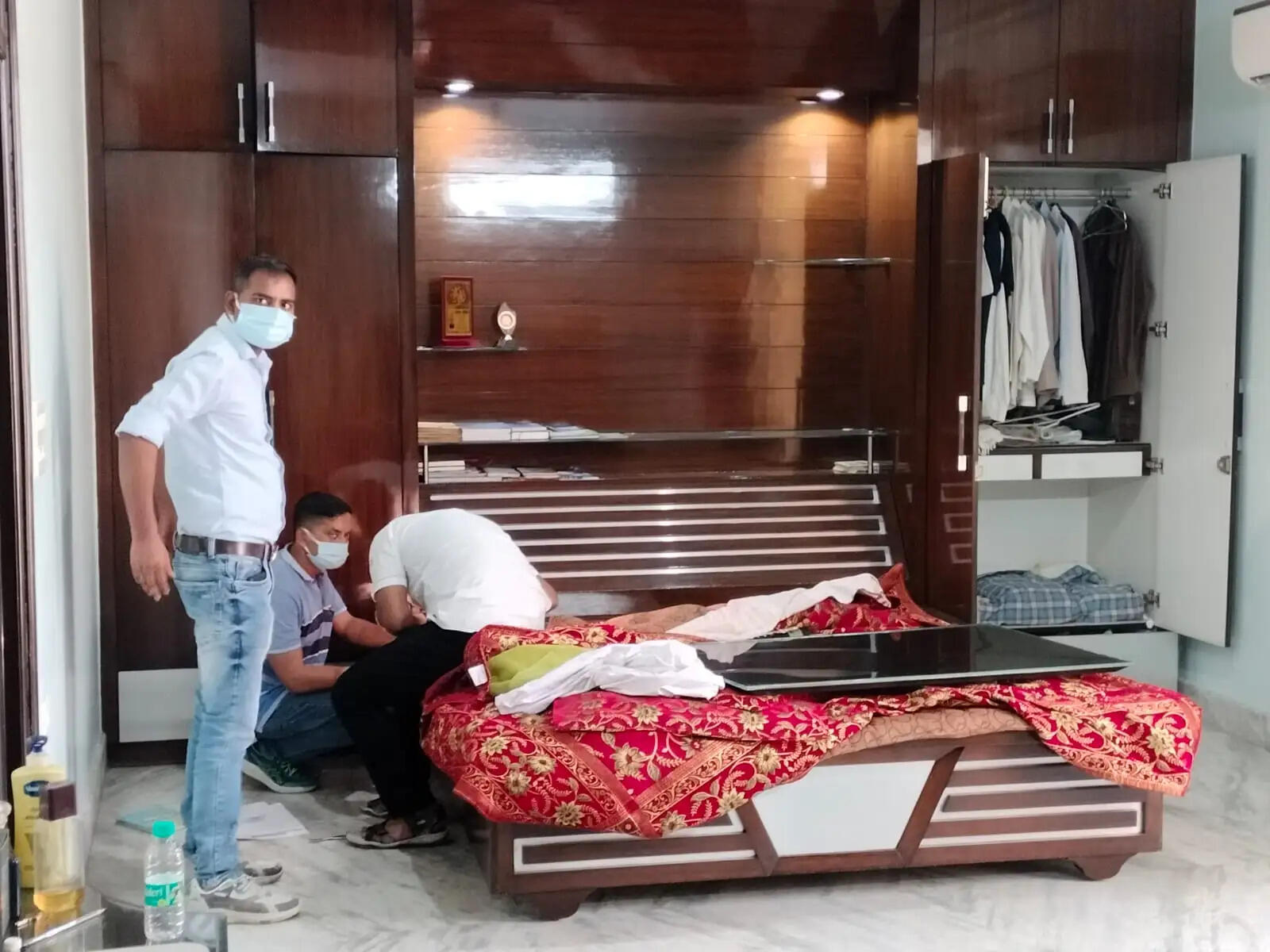 रियल स्टेट कारोबारी के घर बदमाशों का धावा, नकदी के साथ ले गए जेवरात