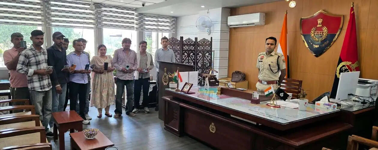 हिसार में लाखों के गुमशुदा 18 मोबाइल फोन असल मालिकों के हवाले किए