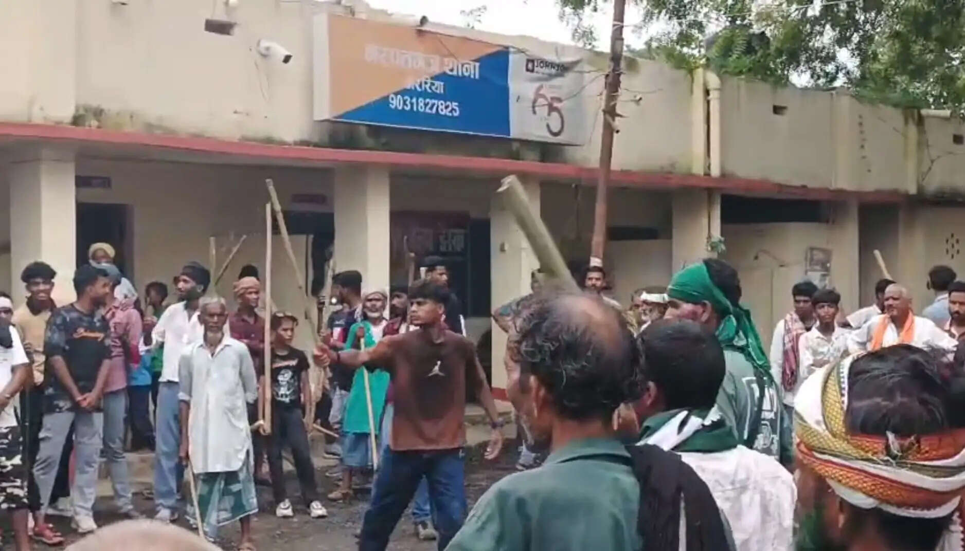 मुहर्रम जुलूस में शामिल जंगी ने थाना परिसर में जमकर भांजी लाठी