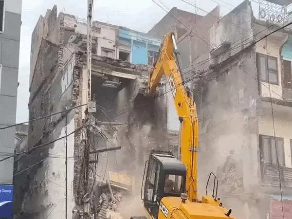 इंदौर&nbsp;में&nbsp;100 साल पुराने जर्जर मकान पर चला बुलडोजर, महीनेभर पहले नोटिस के बाद नगर निगम की कार्रवाई