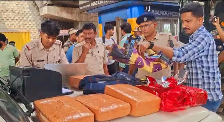आसनसोल जुबली मोड पर में बस से 22.4 किलोग्राम गांजा पकडा गया
