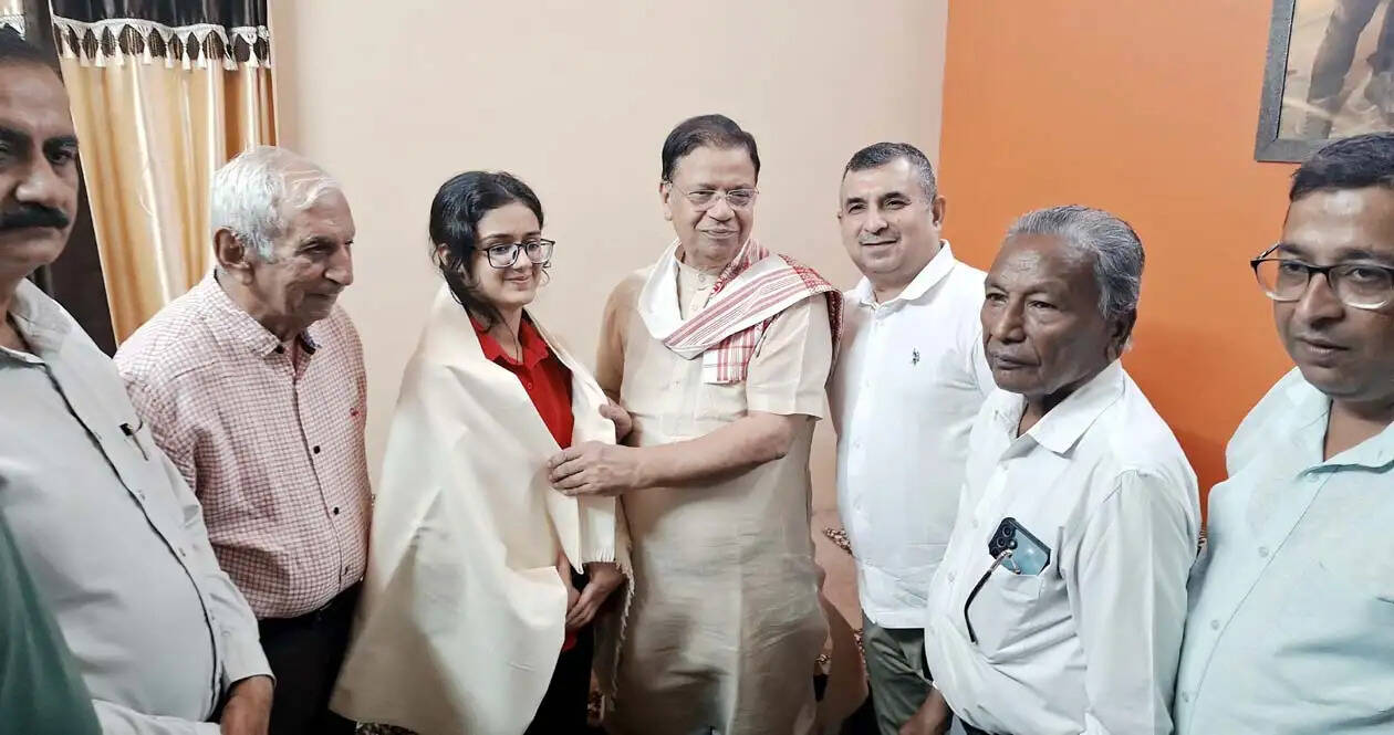 हिसार : एचसीएस परीक्षा में प्रदेश में पांचवां स्थान हासिल करने वाली छवि सरदाना को डॉ. कमल गुप्ता ने दिया आशीर्वाद