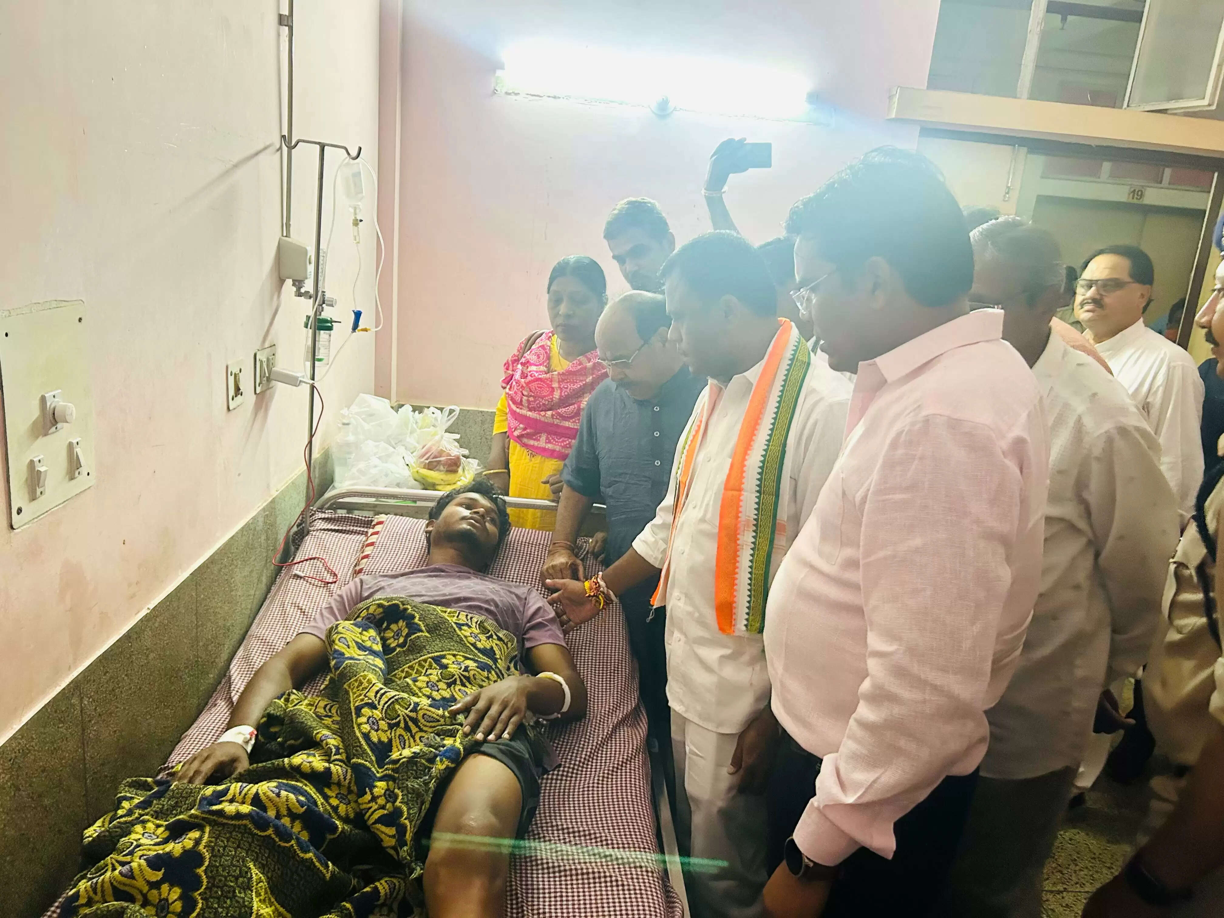 लीलर रेत खदान में चाकूबाजी की घटना में घायल युवक का उपचार जारी