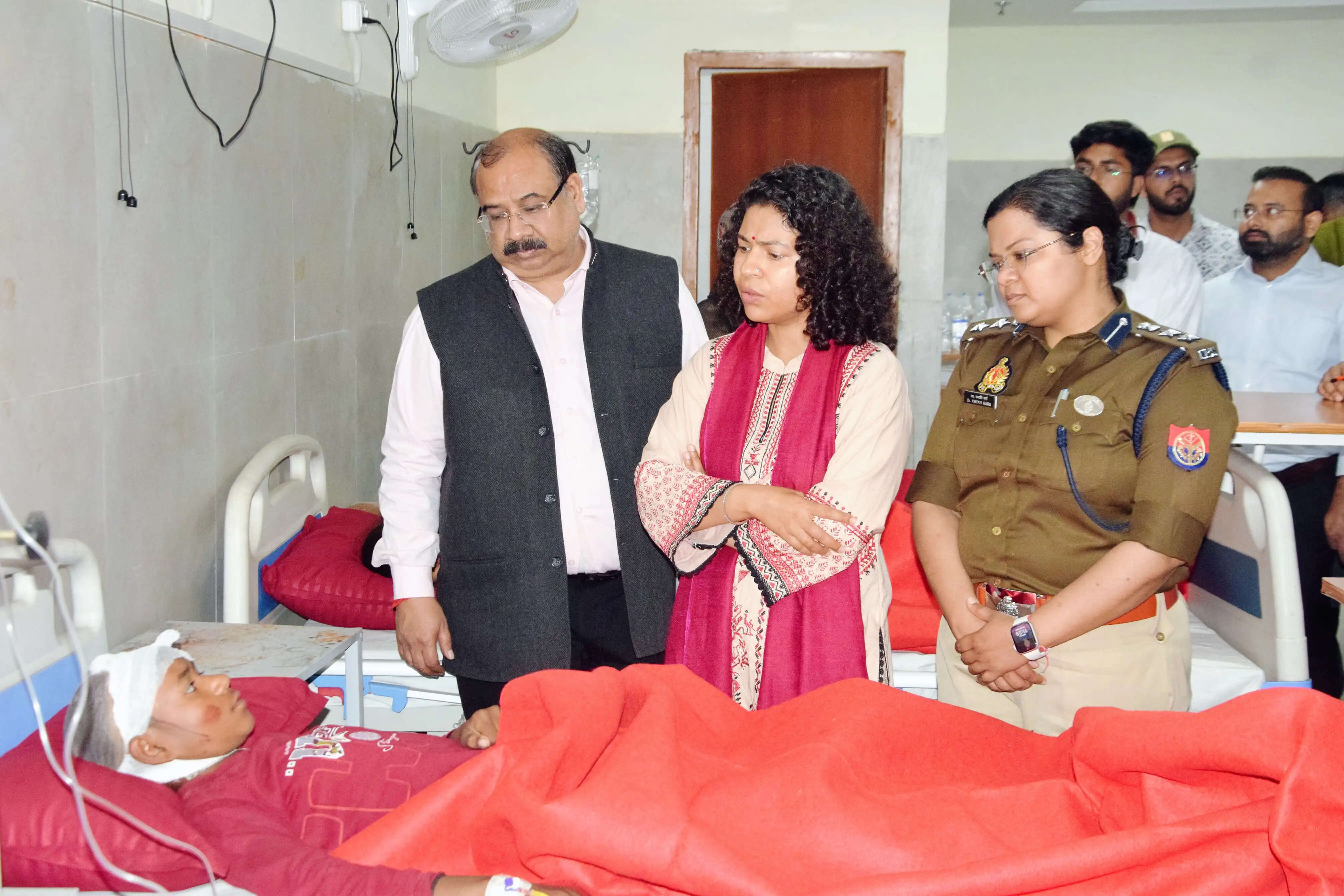 लखीमपुर खीरी में दो सड़क हादसाें में एक छात्र समेत दाे लाेगाें की मौत, 16 घायल