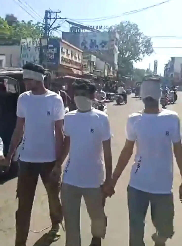 तीन बंदरों के साथ कांग्रेस नेता का अनूठा प्रदर्शन, बोले- ‘न दिखाई देता है, न सुनाई देता है’