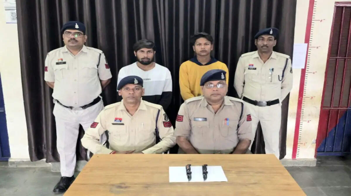 धारदार हथियार लहराकर लोगों को डराने वाले दो आरोपित गिरफ्तार