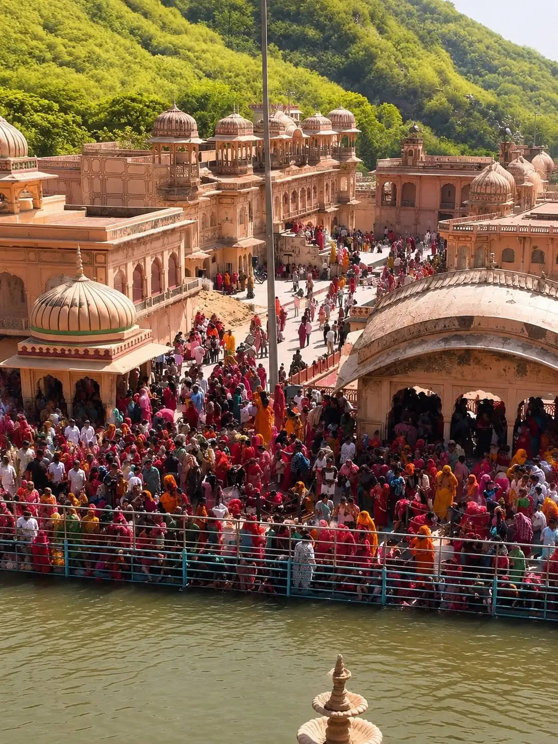 सोमवती अमावस्या पर धर्ममय हुई छोटी काशी: गलता कुंड में उमड़ा आस्था का सैलाब