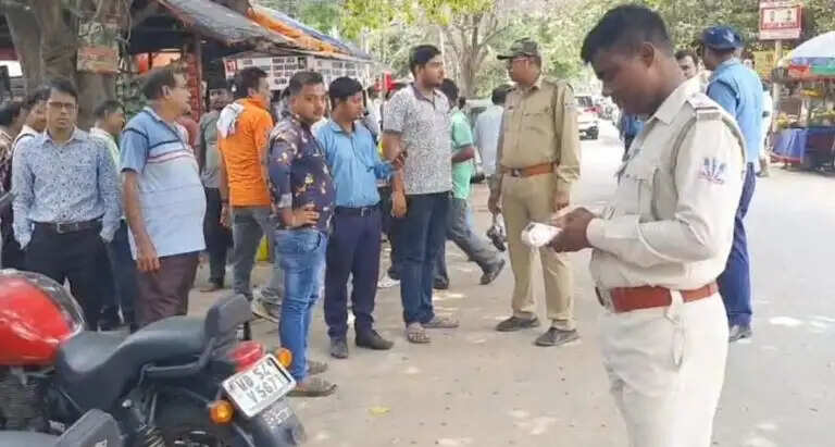 दुर्गापुर के सिटी सेंटर में ट्रैफिक पुलिस का कड़ा अभियान