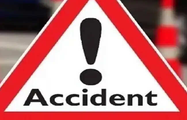 कंटेनर ट्रक पलटने से 19 वर्षीय मजदूर की मौत, चालक फरार