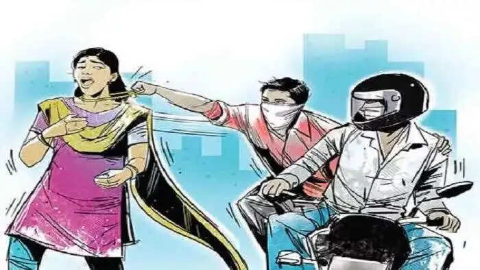 बाइक सवारों ने महिला के गले पर मारा झपट्टा : चेन तोड़ी, वृद्धा नीचे गिरने से चोटिल