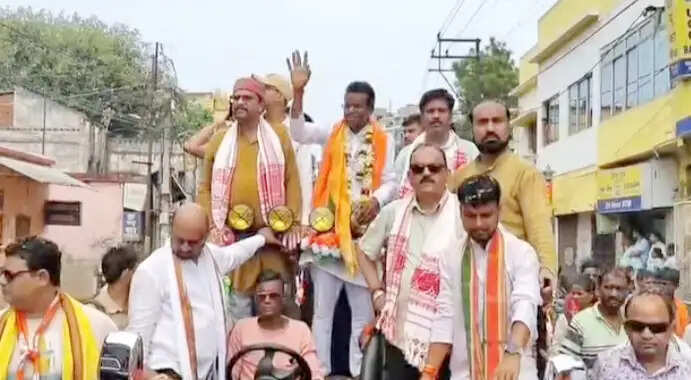 भाजपा उम्मीदवारों ने मेदिनीपुर में दाखिल किए नामांकन पत्र