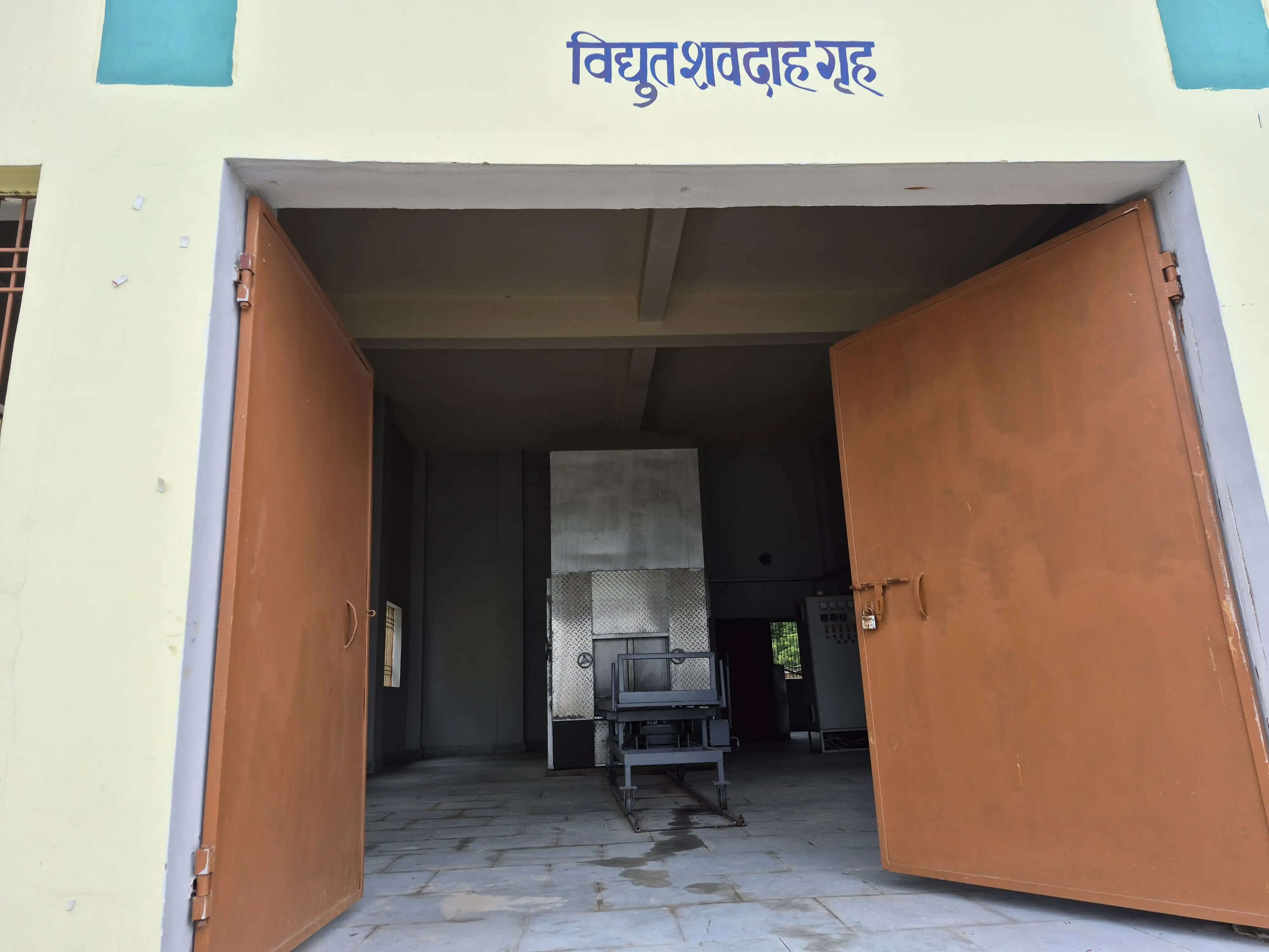 सरयू नदी के तेज प्रवाह से नए विद्युत शवदाह गृह को बचाने के लिए होगी बोल्डर पिचिंग: जिलाधिकारी