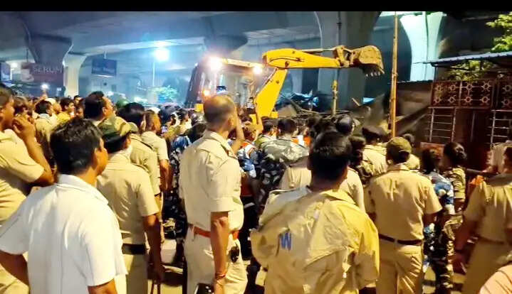 दक्षिणेश्वर में एनएचएआइ का अतिक्रमण हटाओ अभियान, रातभर चला बुलडोजर