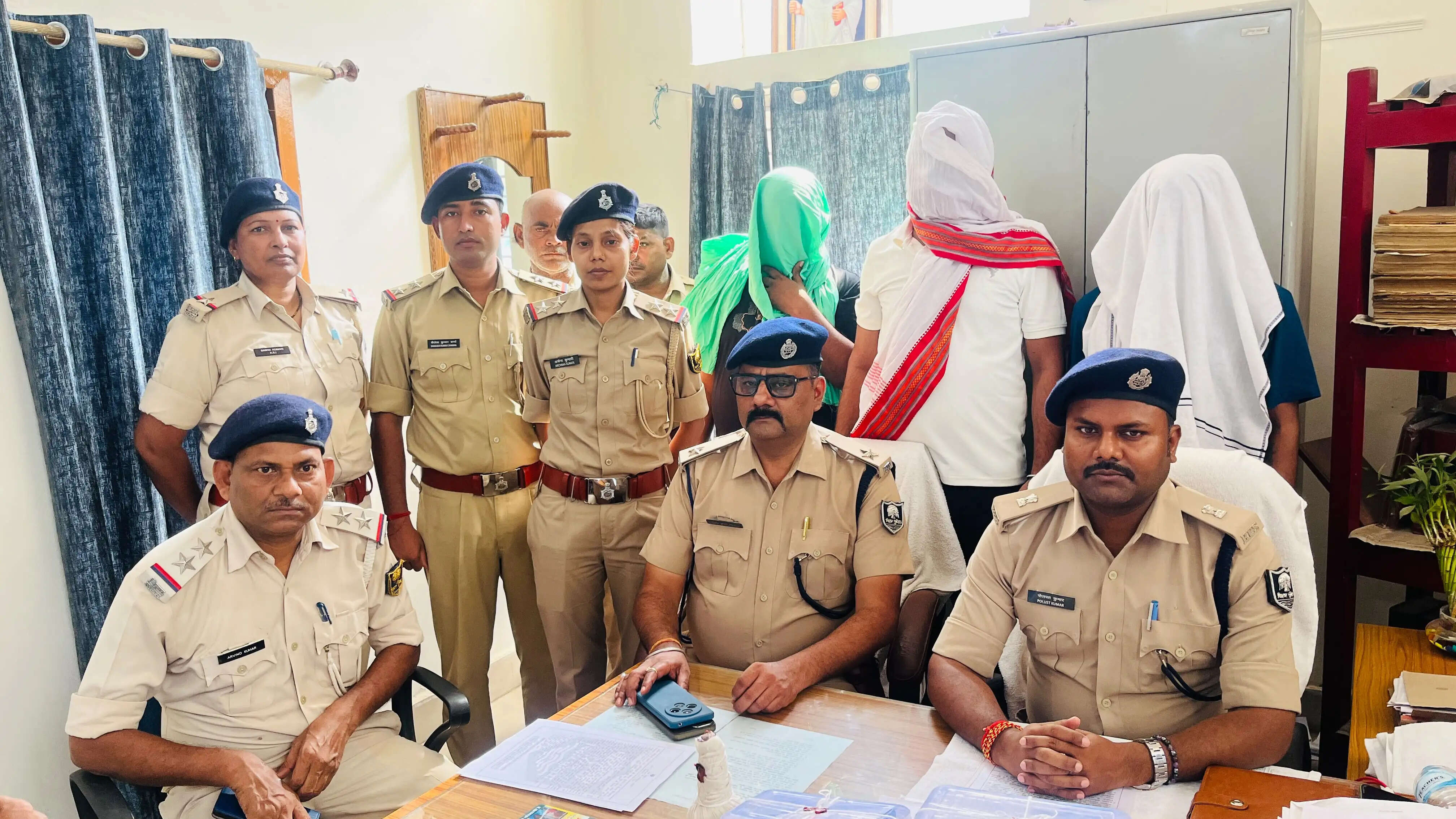 मोबाइल रिपेयरिंग दुकान में चल रही थी शराब पार्टी, अवैध हथियार के साथ तीन गिरफ्तार