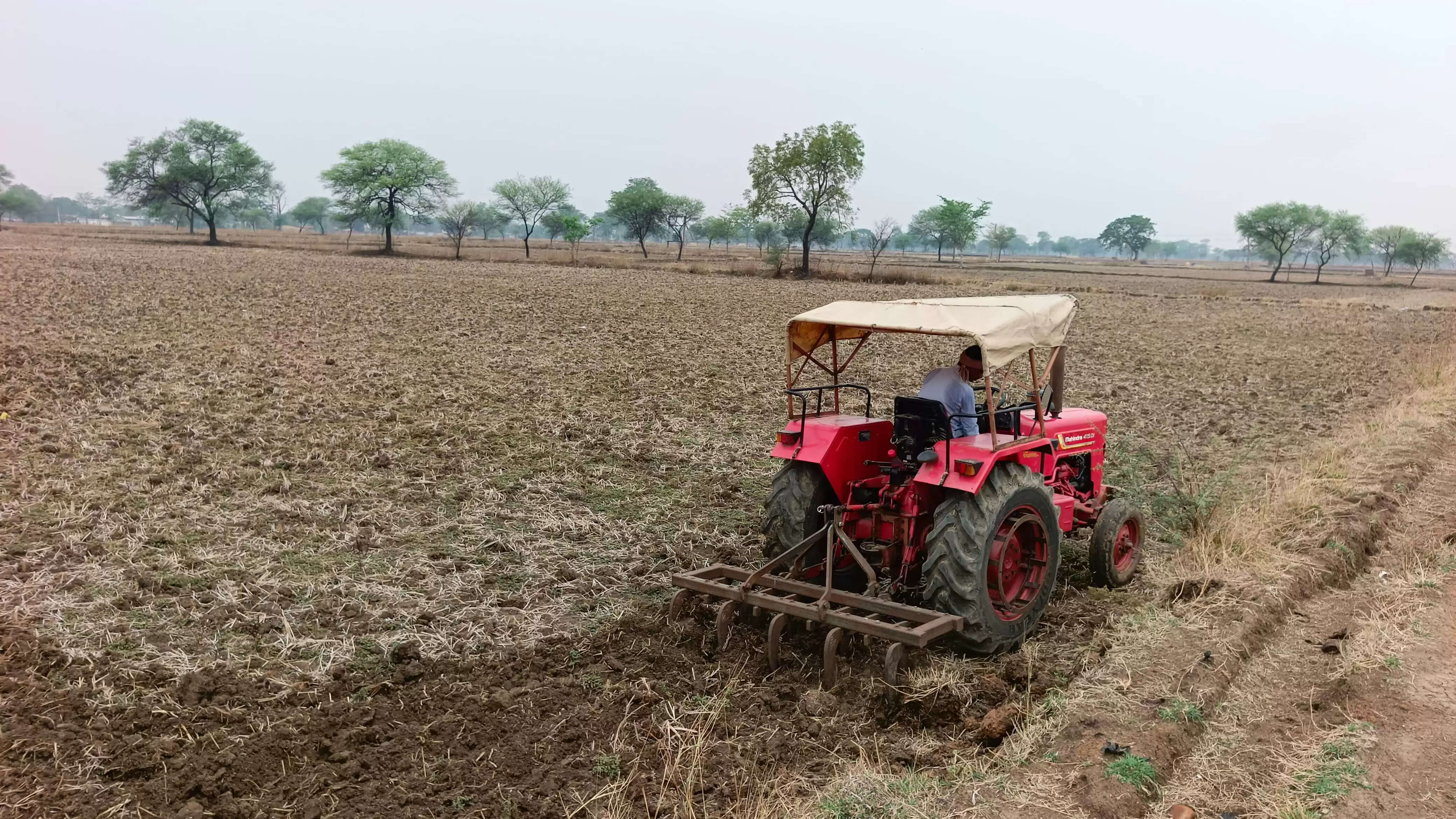 खरीफ फसल की जुताई-मताई में किसान व्यस्त, हो रहा वर्षा का इंतजार