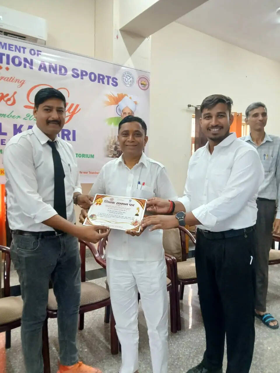गुरु वंदन कार्यक्रम में छलका श्रद्धा भाव, शिक्षकों को सम्मान-पत्र देकर किया अभिनंदन
