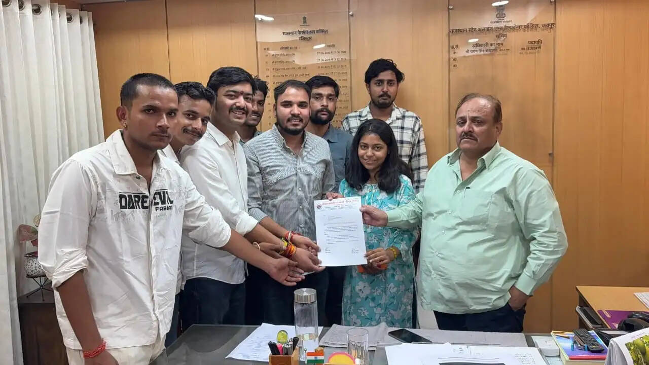 कार्डियोलॉजी परीक्षा में नकल के विरोध में एबीवीपी का प्रदर्शन