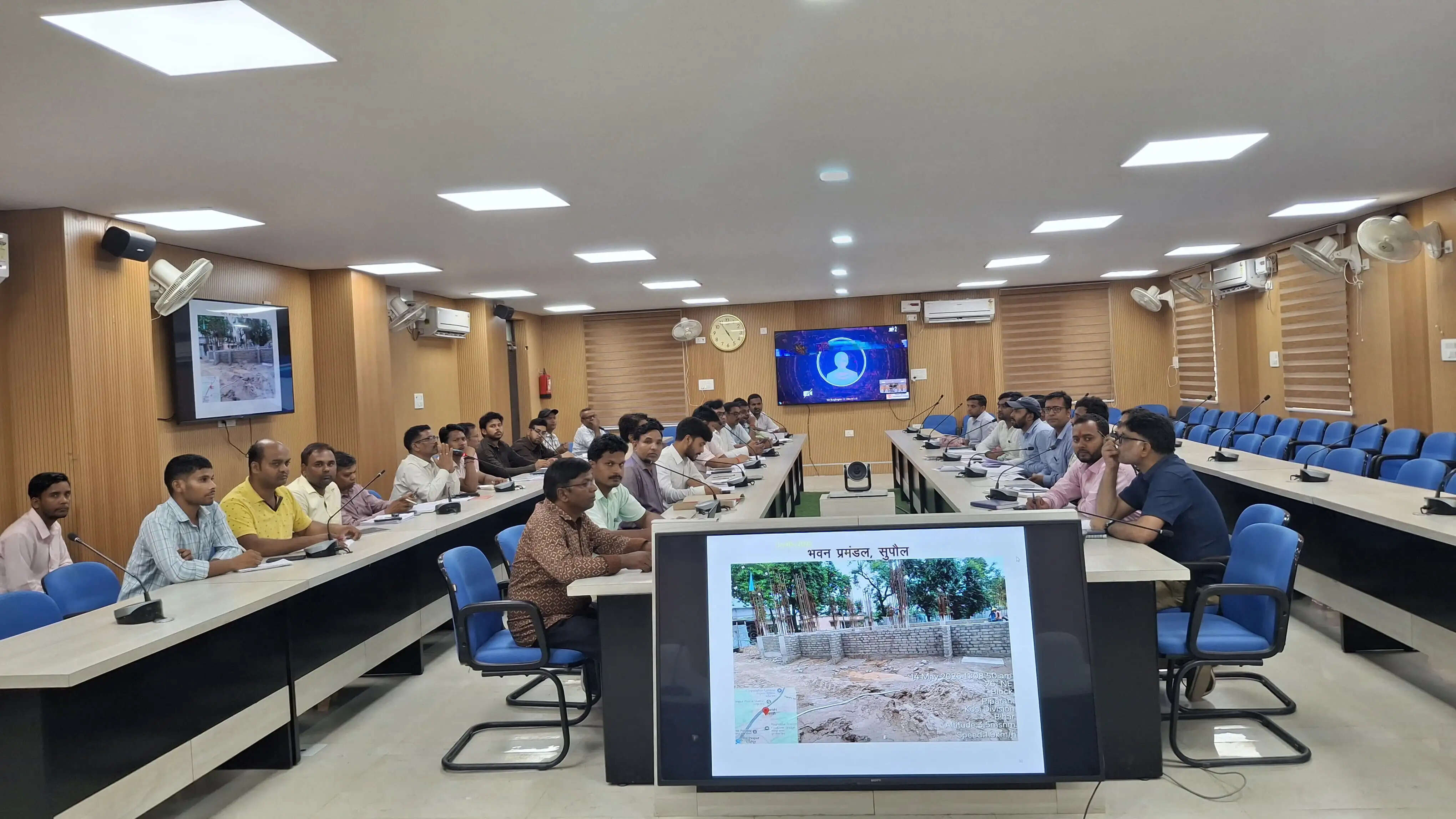 विकास योजनाओं की समीक्षा में डीएम सख्त