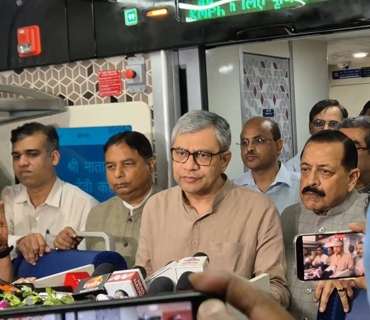 (लीड) जम्मू से श्रीनगर तक चली 20 कोच वाली वंदे भारत एक्सप्रेस ट्रेन