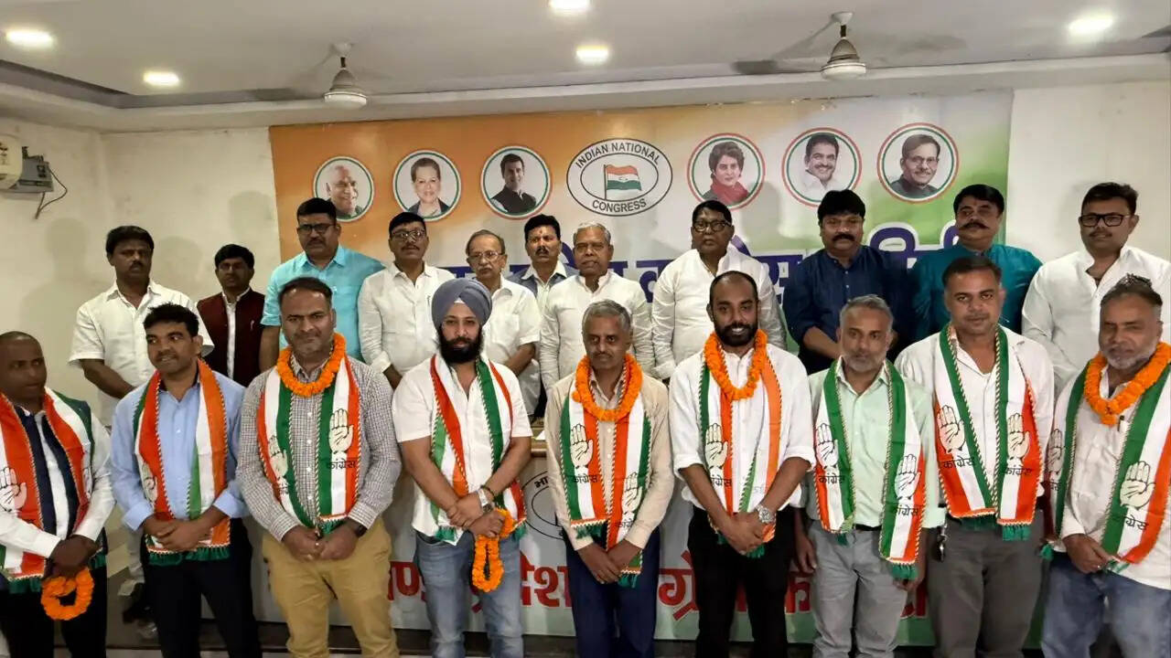 कांग्रेस के मिलन समारोह में कई लाेगाें ने थामा पार्टी का दामन