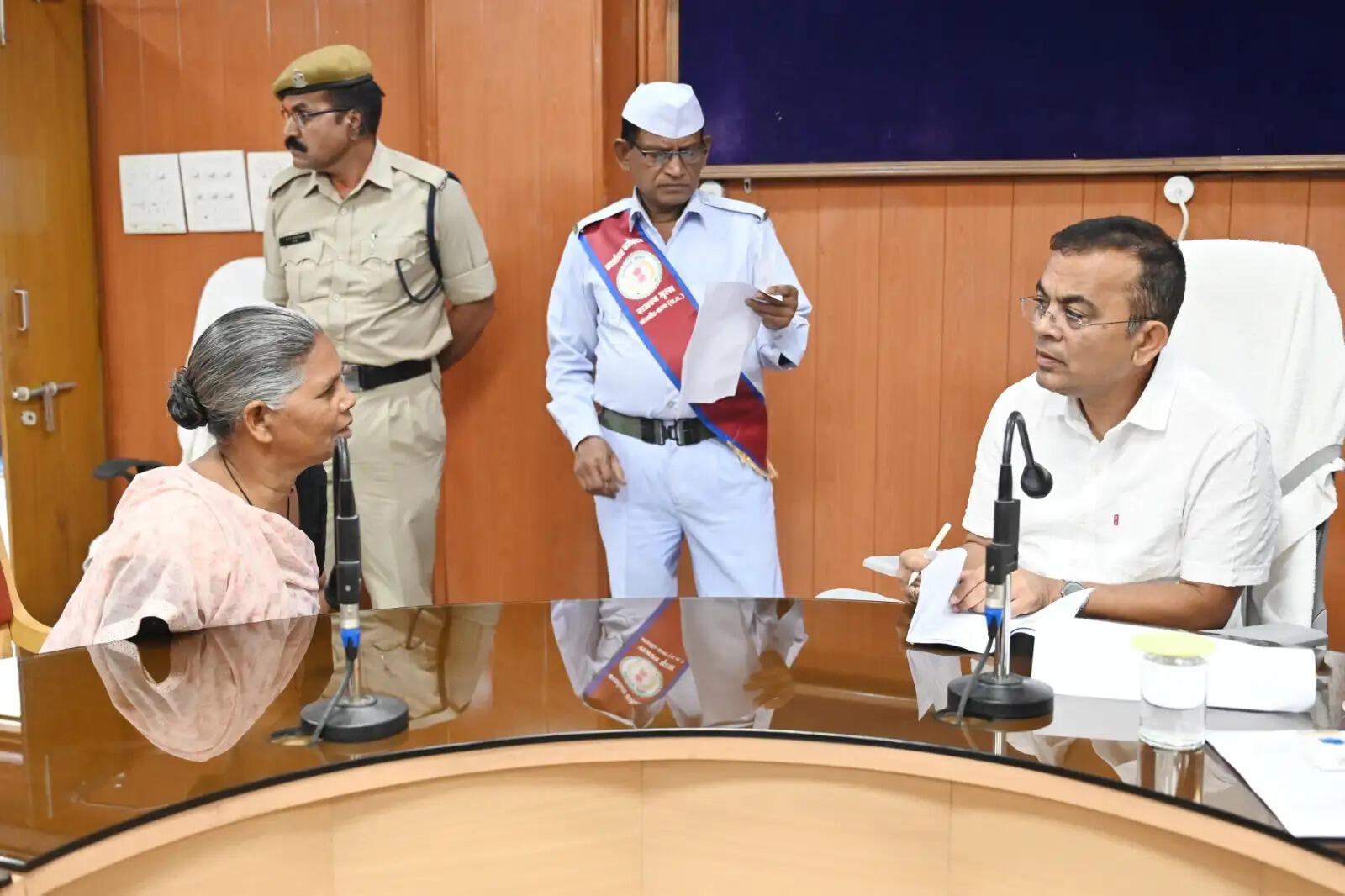 जांजगीर चांपा: जनदर्शन में कलेक्टर ने सुनी लोगों की समस्याएं, त्वरित निराकरण के दिए निर्देश