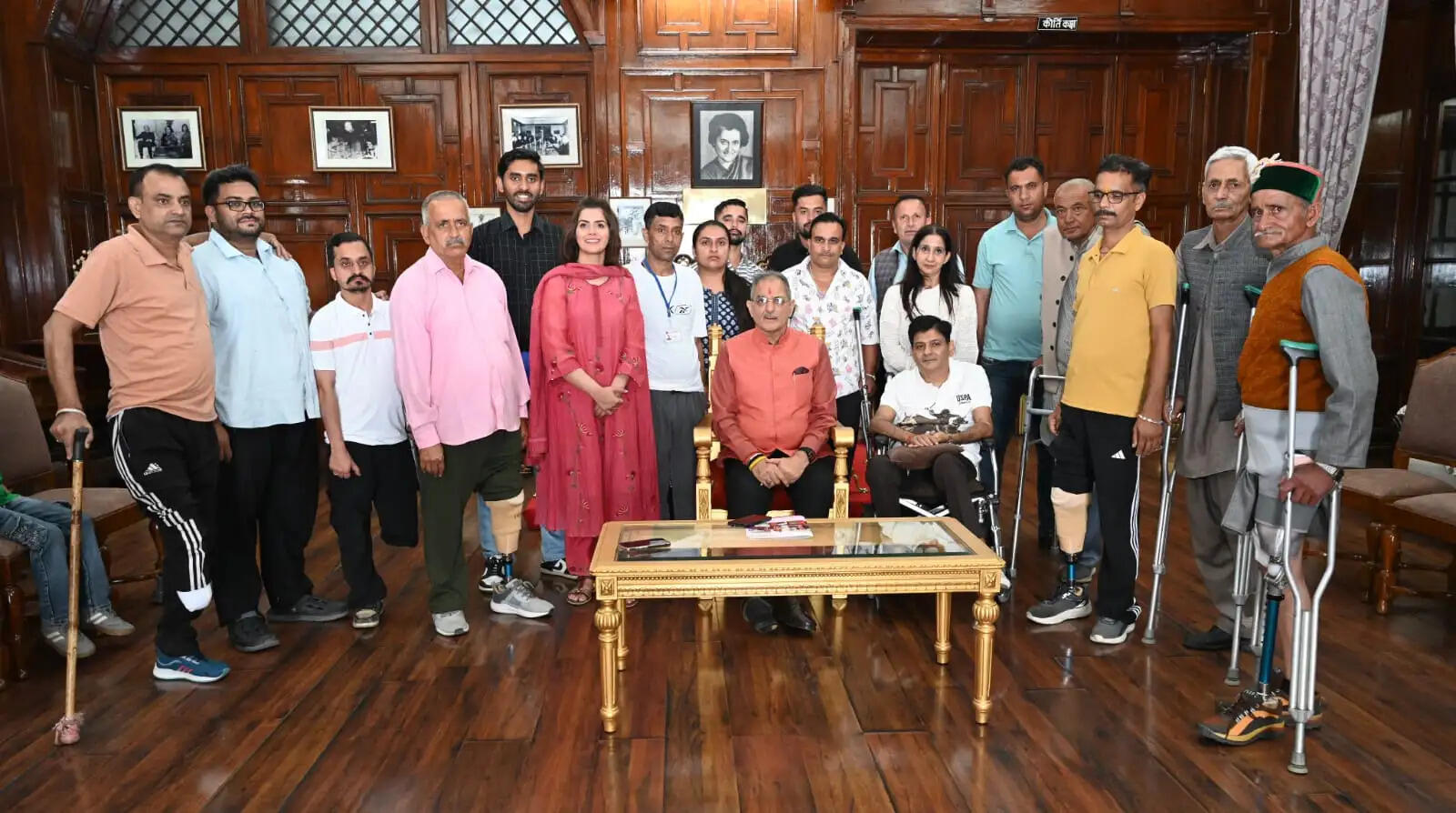 राज्यपाल कविन्द्र गुप्ता ने दिव्यांगजनों को वितरित किए कृत्रिम अंग