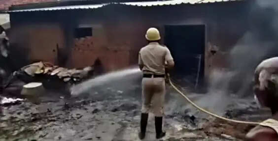 बलरामपुर में डेकोरेटर के टेंट में भीषण आग, लाखों का सामान जलकर राख