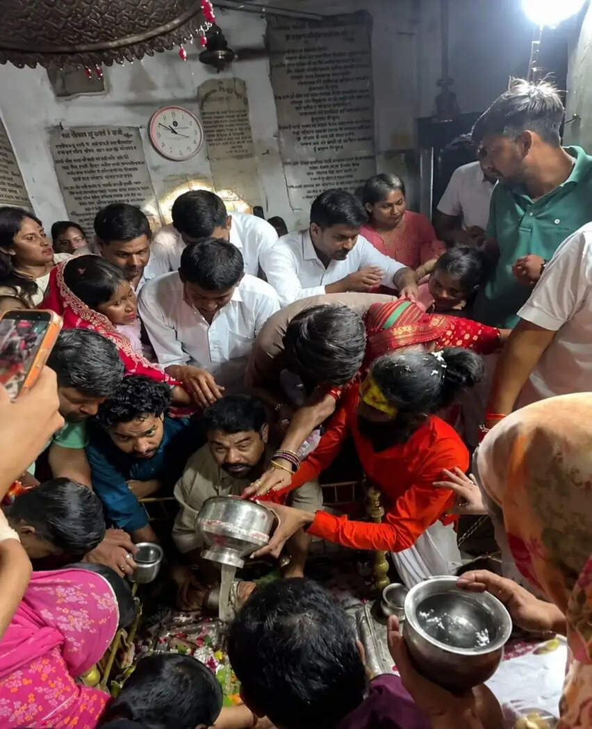 142 दिन में 3 हजार किलाेमीटर पैदल यात्रा कर जयपुर पहुंचे निशांत ने 21 लीटर गंगाजल से किया ताड़केश्वर बाबा का अभिषेक