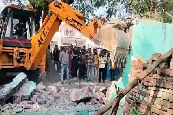 बहराइच में अवैध 10 मजारों पर चला बुलाेडजर