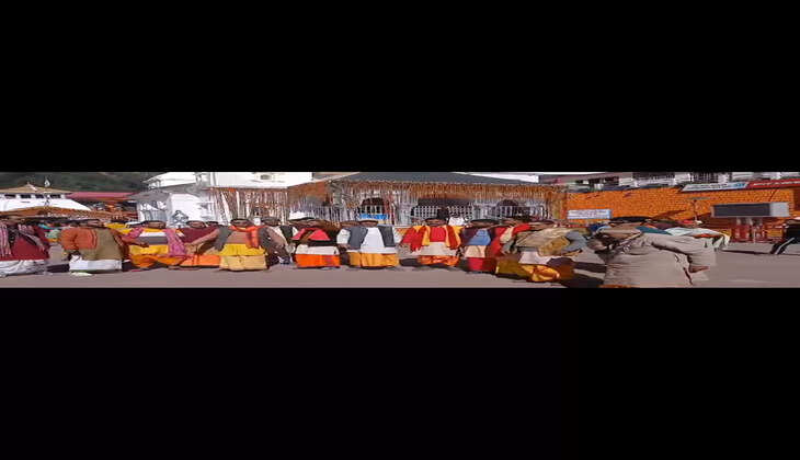 चारधाम यात्रा : गंगोत्री राजमार्ग में जाम से जूझते श्रद्धालुओं के बाद तीर्थ पुरोहितों ने भी काटा हंगामा