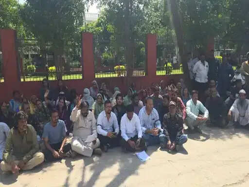 इंदौर:&nbsp;बिजली समस्याओं को लेकर बिजली कंपनी के खिलाफ प्रदर्शन, एक सप्ताह का अल्टीमेटम