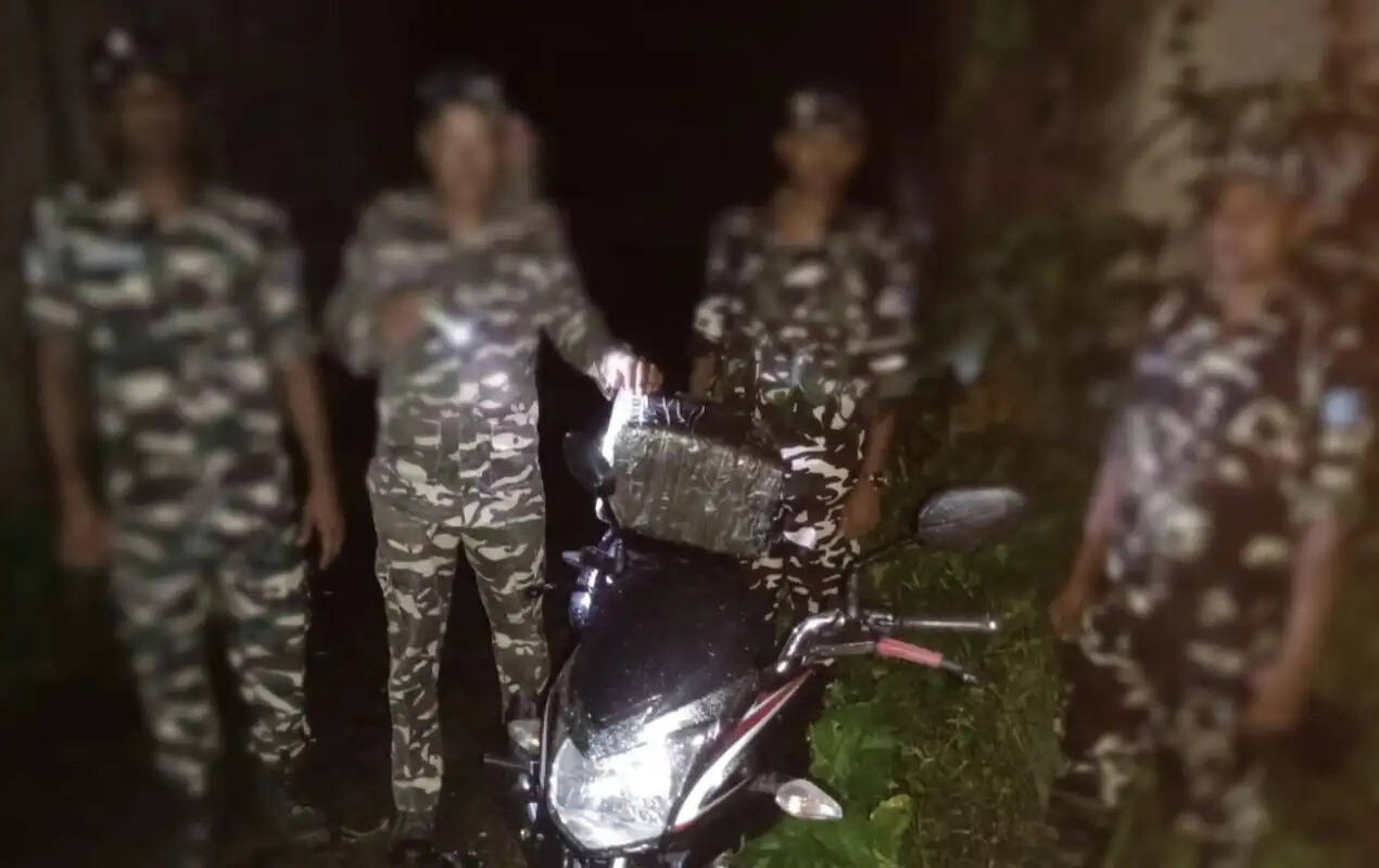 एसएसबी ने 15 किलो गांजा और ढोने में प्रयुक्त बाइक किया बरामद, तस्कर फरार