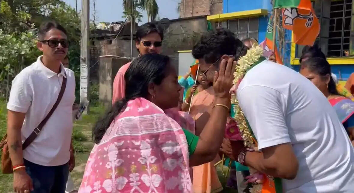 चुनाव 26 : भाजपा उम्मीदवार देवाशीष को मिला डानकुनी के लोगों का आशीष