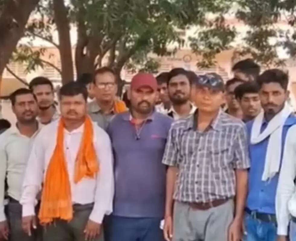 देवरिया में डिलीवरी कर्मचारियों का प्रदर्शन, काम रहा ठप