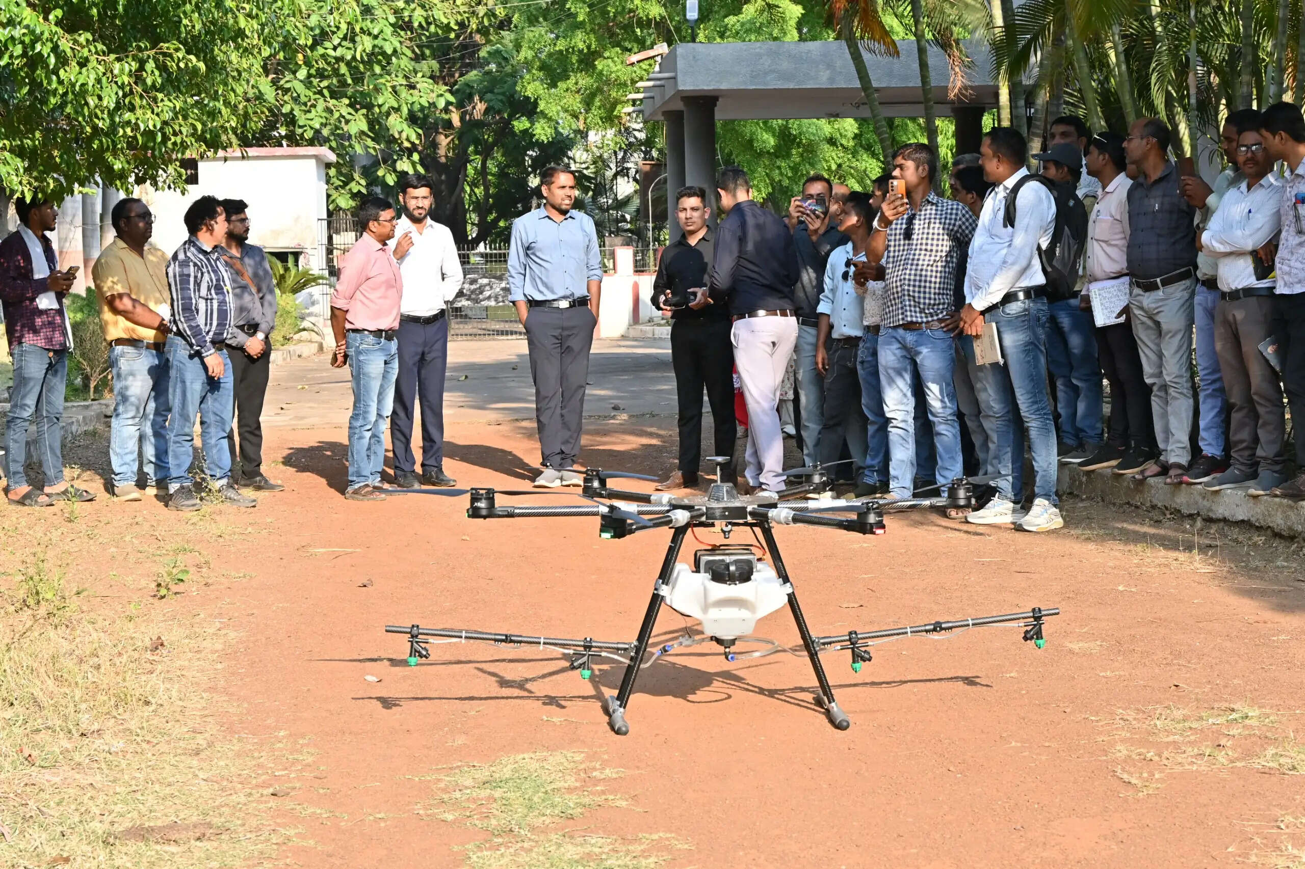 ड्रोन से बदलेगी खेती की तस्वीर, धमतरी में हाईटेक कृषि की शुरुआत