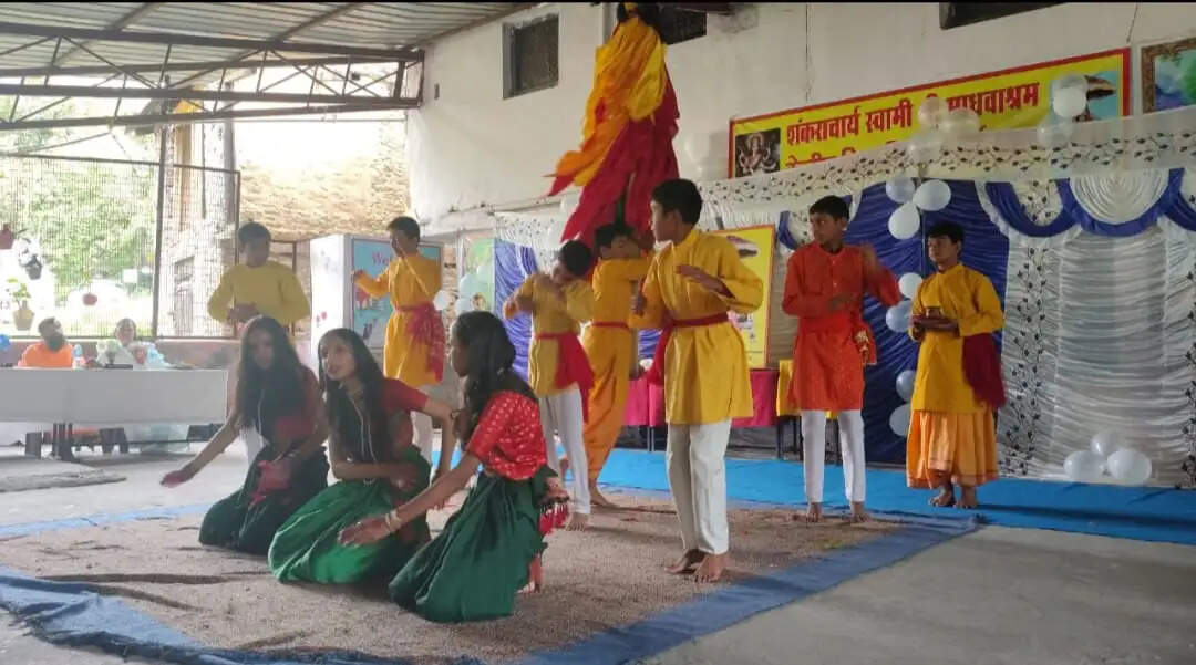 शंकराचार्य स्वामी माधवाश्रम विद्या निकेतन का वार्षिकोत्सव धूमधाम से मनाया