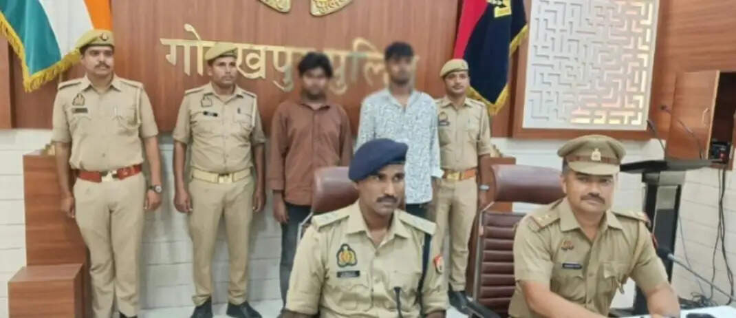 गोरखपुर पुलिस ने अंतरराज्यीय असलहा तस्करी गिरोह के दो बदमाशों को किया गिरफ्तार, एक बाल अपचारी भी पुलिस अभिरक्षा में