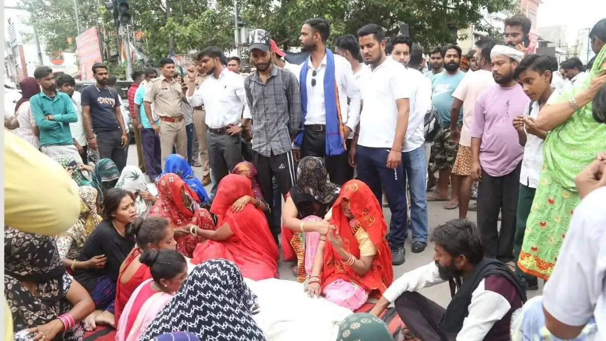सफाई कर्मचारी की मौत पर बवाल, शव रखकर भरतपुर गेट चौराहे पर लगाया जाम