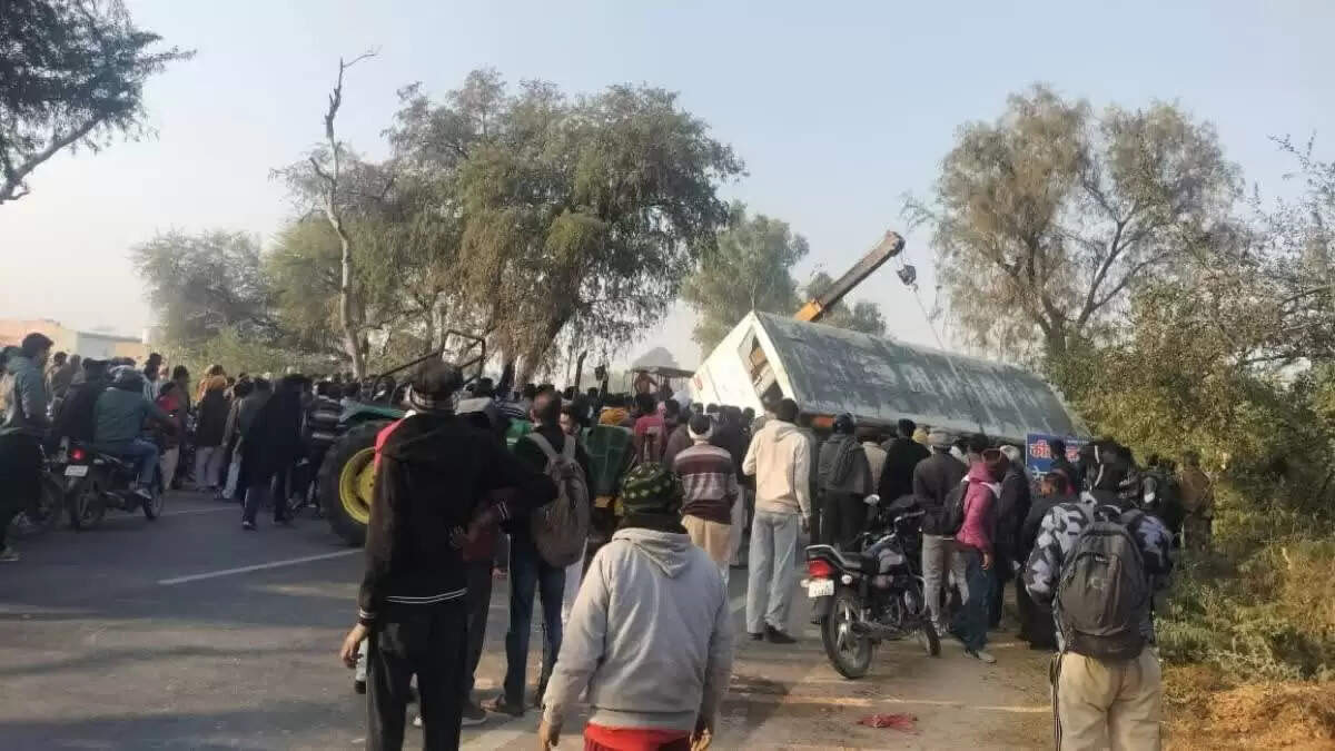 बाइक को बचाने के प्रयास में अनियंत्रित होकर बस पलटी, तीन की मौत